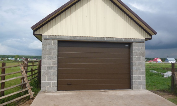 Секционные гаражные ворота Doorhan (ш*в) 2550*2200, RAL8014,широкая полоса,ручные, стандартный монтаж купить по низкой цене в городе Анапа