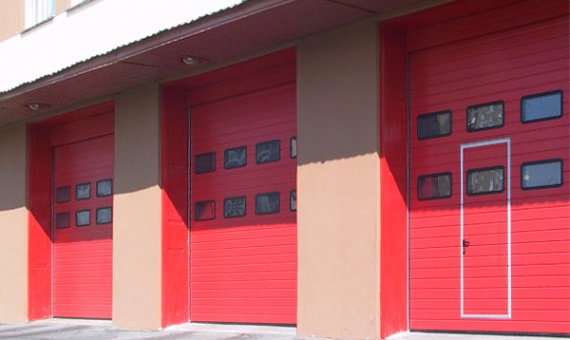 Промышленные секционные автоматические ворота (ШхВ) 3500х3300, цвет RAL3004 (красный), стандартный монтаж, ручные купить по низкой цене в городе Анапа